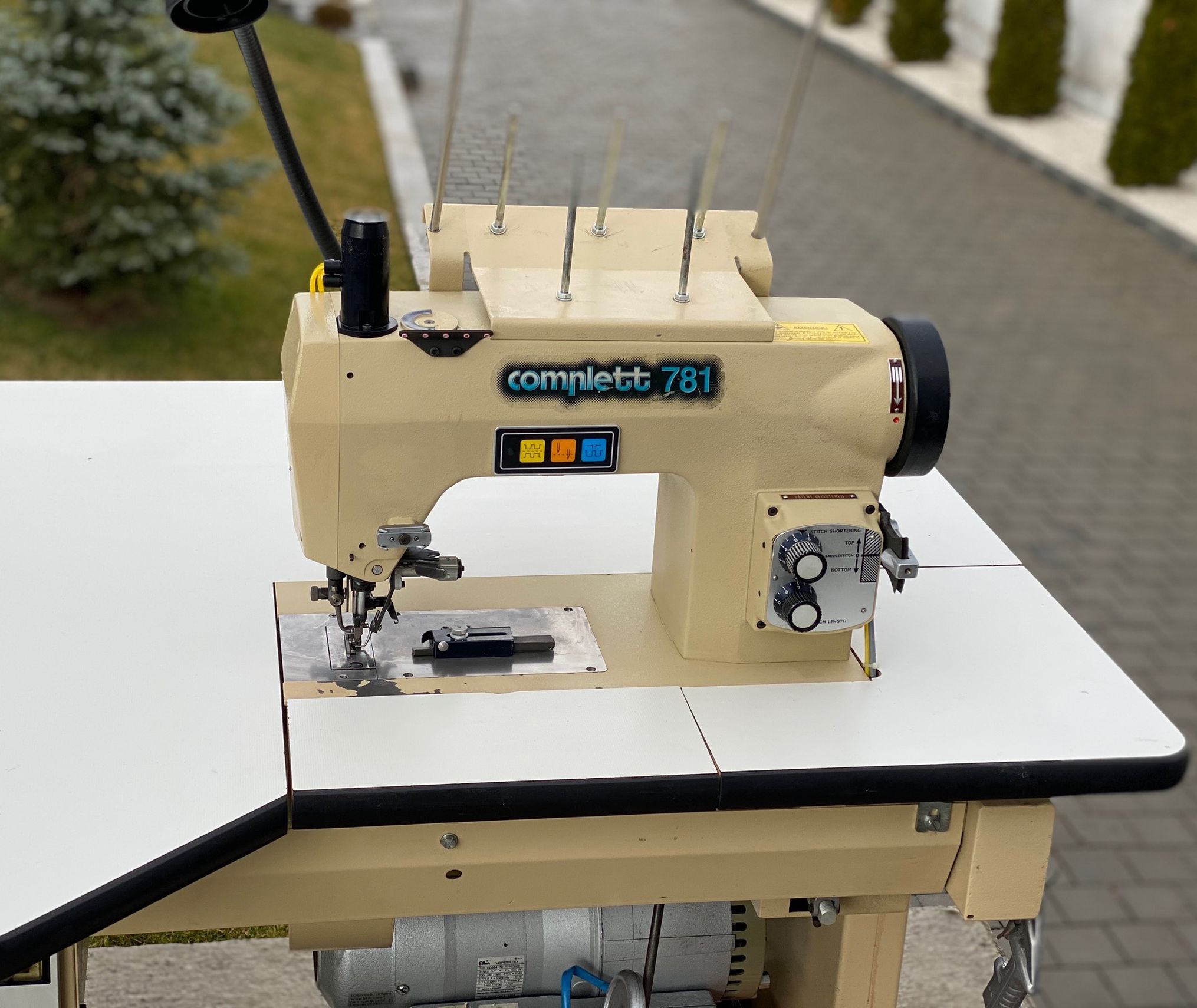 COMPLETT 781 kézzel készített öltésű varrógép