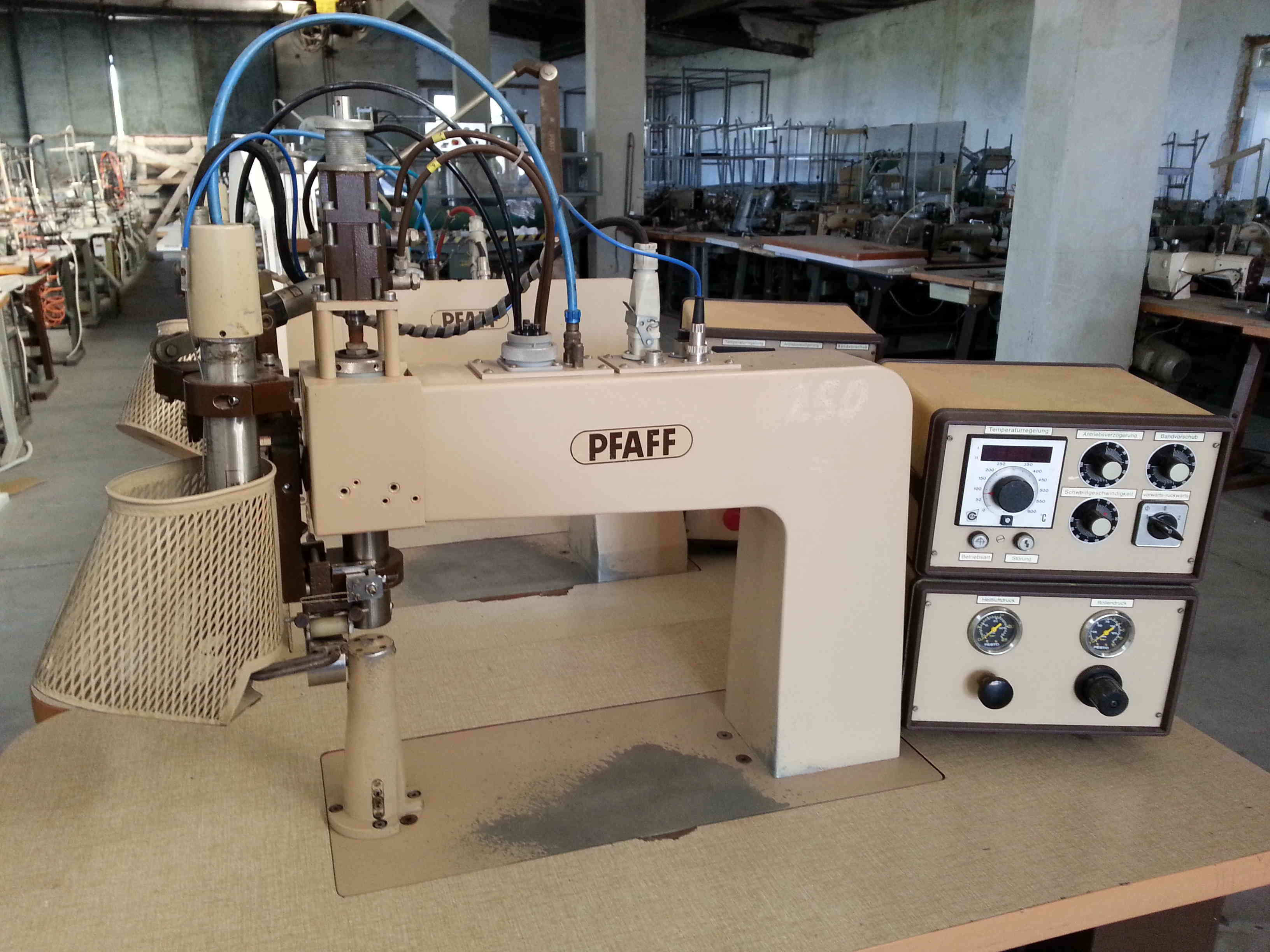 PFAFF 8304 Heat Sealing Machine with Hot Wedge