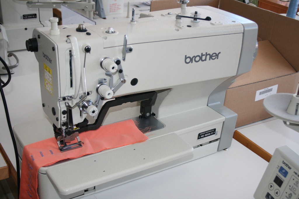 Electronic streight buttonholer Brother HE 800A